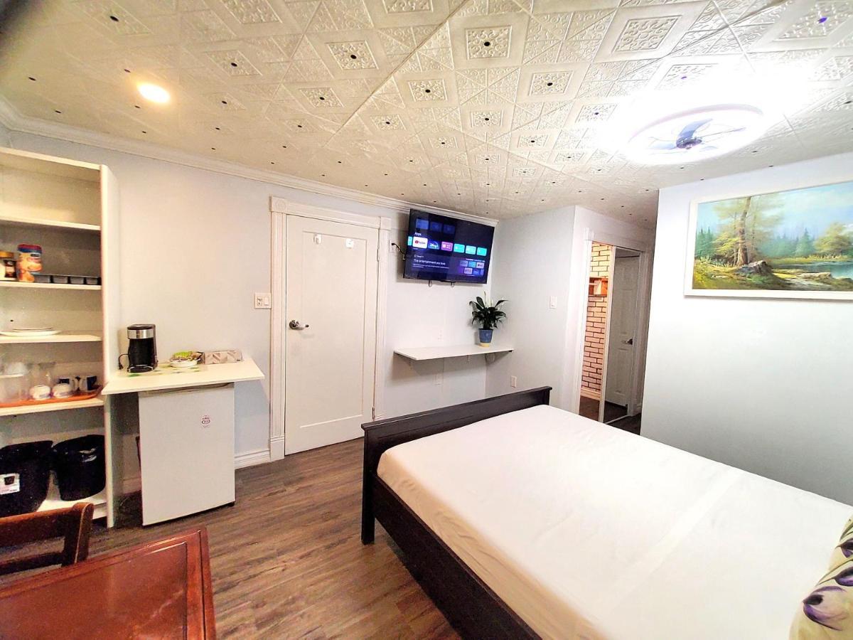 Renovated Cozy Bedroom With Private Washroom Торонто Экстерьер фото