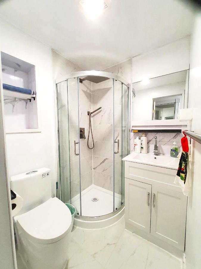 Renovated Cozy Bedroom With Private Washroom Торонто Экстерьер фото