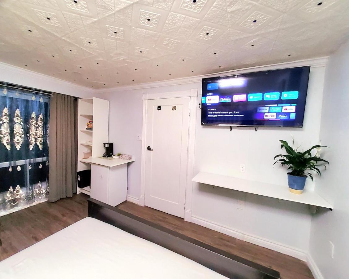 Renovated Cozy Bedroom With Private Washroom Торонто Экстерьер фото